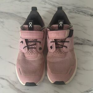 KIDS On cloud tennis shoes